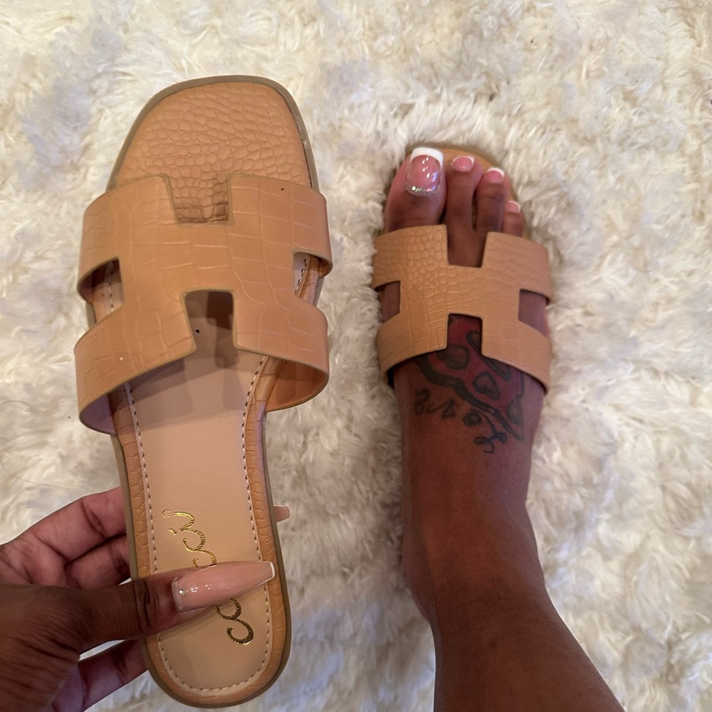 Big H sandal in brown